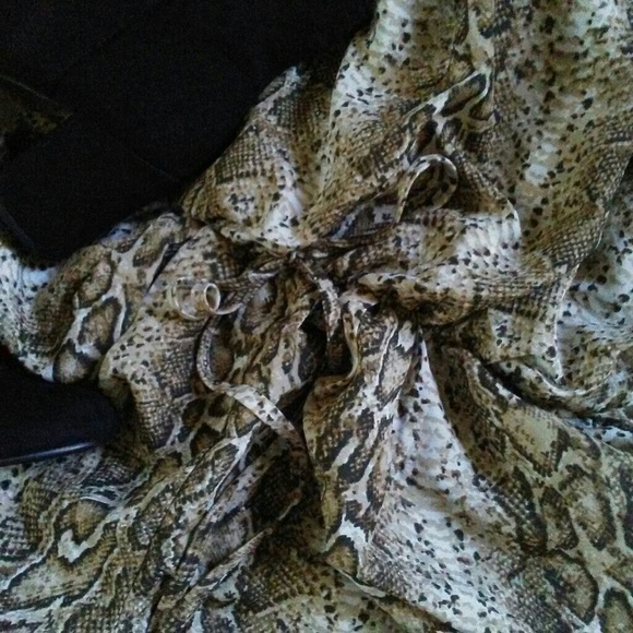 ✨✨Pythonidae Romper✨✨ - Picture 3 of 6